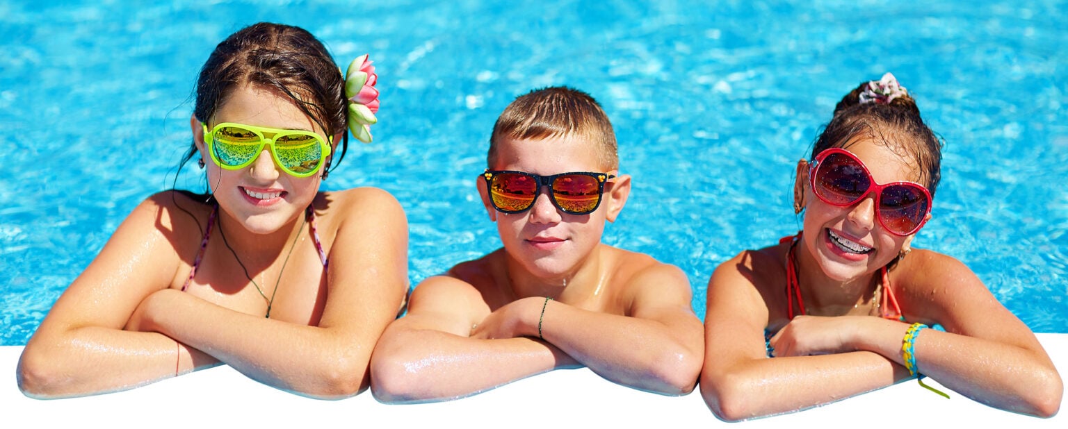 Schüler baden im Freibad Schechingen